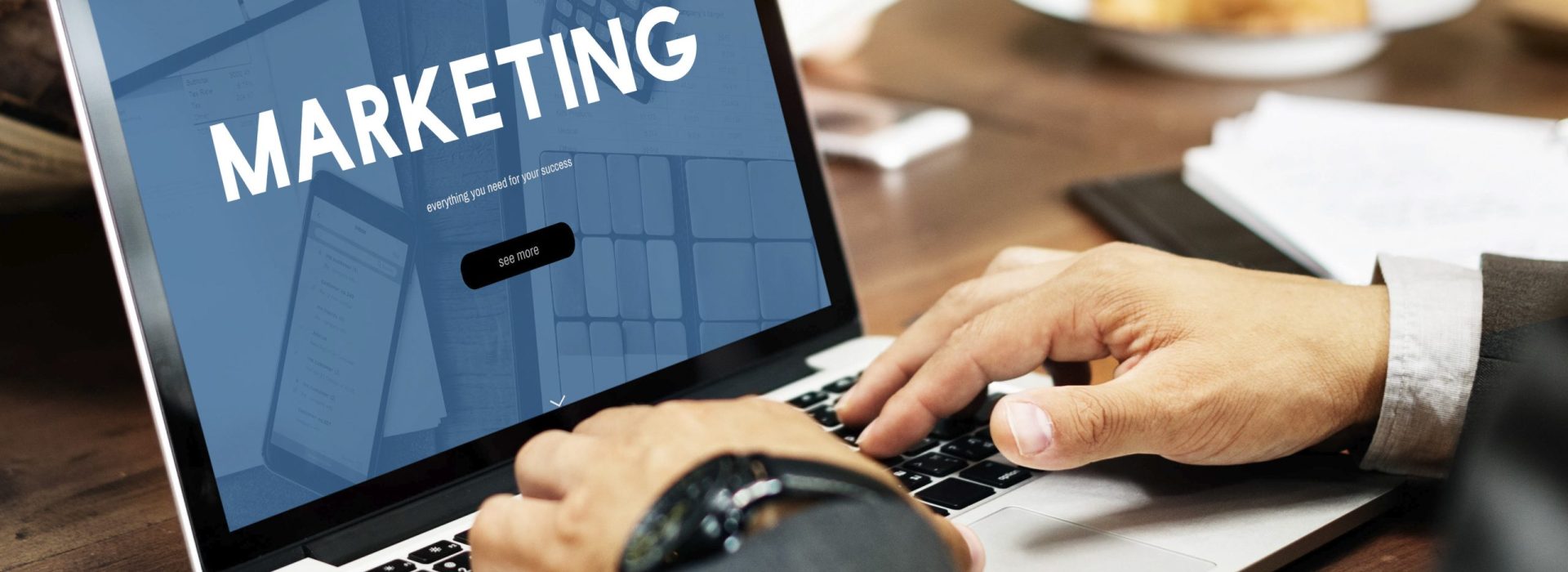 businessman-with-online-marketing-scaled-quse04fabkc00qxvj8whc9e0n8yoao495nqk9dzivs